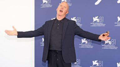  Michael Keaton attends a photocall for "Beetlejuice Beetlejuice" during the 81st Venice International Film Festival at  on August 28, 2024 in Venice, Italy. (Photo by Daniele Venturelli/WireImage)