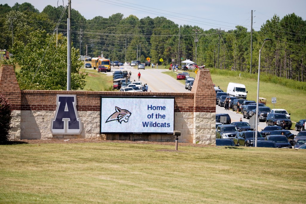 WINDER, GEORGIA - 4 DE SEPTIEMBRE: Los autos se alinean en la calle mientras los padres llegan para recibir a los estudiantes después de un tiroteo en la escuela secundaria Apalachee el 4 de septiembre de 2024 en Winder, Georgia. Se han reportado múltiples muertes y heridos y un sospechoso está bajo custodia según las autoridades. (Foto de Megan Varner/Getty Images)