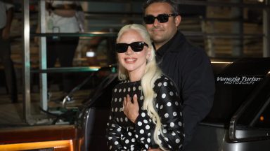  Lady Gaga and Michael Polansky are seen arriving at the Venice's airport during the 81st Venice International Film Festival at  on September 02, 2024 in Venice, Italy. (Photo by Franco Origlia/Getty Images)