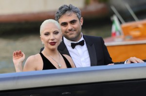 VENECIA, ITALIA - 4 DE SEPTIEMBRE: Lady Gaga y Michael Polansky en el Hotel Excelsior durante el 81.° Festival Internacional de Cine de Venecia el 4 de septiembre de 2024 en Venecia, Italia. (Foto de Jacopo Raule/FilmMagic)