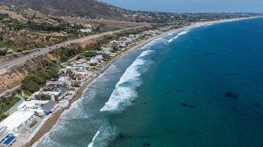 Malibu, Kalifornia – 11 września: Broad Beach w środę 11 września 2024 r. w Malibu w Kalifornii. (Brian van der Brug / Los Angeles Times via Getty Images)