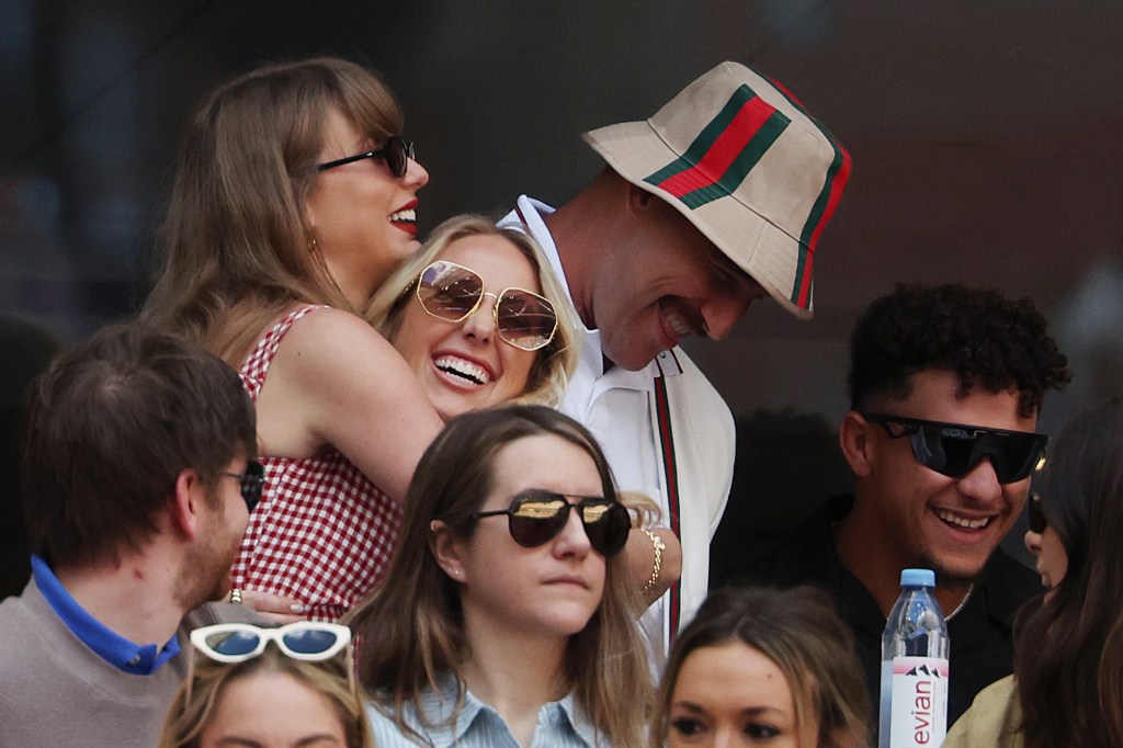 Taylor Swift, Travis Kelce and Brittany Mahomes attend the Men's Singles Final match 