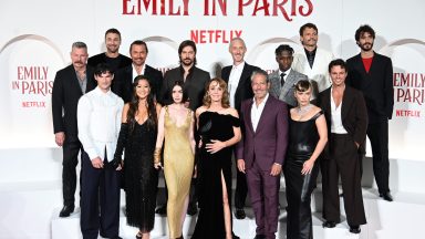 Aktorzy (William Abadie, Lucas Bravo, Bruno Gouery, Camille Razat, Eugenio Franceschini, Paul Forman, Ashley Park, Lily Collins, Philippine Leroy-Beaulieu, Samuel Arnold, Marylin Fitoussi, Ted Sarandos, Darren Star) na czerwonym dywanie serialu Netflix Emily in Paris 4 w The Space Cinema Moderno. Rzym (Włochy), 10 września 2024 r. (Zdjęcie: Massimo Insabato/Archivio Massimo Insabato/Mondadori Portfolio via Getty Images)