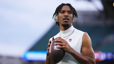  Jayden Daniels #5 of the Washington Commanders warms up before kickoff against the Cincinnati Bengals during an NFL football game at Paycor Stadium on September 23, 2024 in Cincinnati, Ohio. (Photo by Cooper Neill/Getty Images)