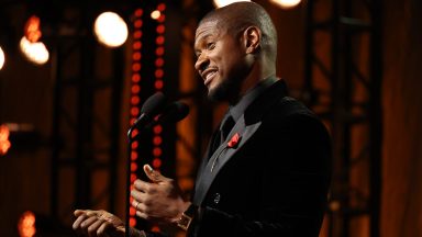 BEVERLY HILLS, KALIFORNIA - 19 WRZEŚNIA: Laureat nagrody Quincy Jones Humanitarian Award, Usher przemawia na scenie podczas czwartej dorocznej gali BMAC GALA organizacji Black Music Action Coalition w The Beverly Hilton 19 września 2024 r. w Beverly Hills w Kalifornii. (Zdjęcie: Johnny Nunez/Getty Images dla Black Music Action Coalition (BMAC))