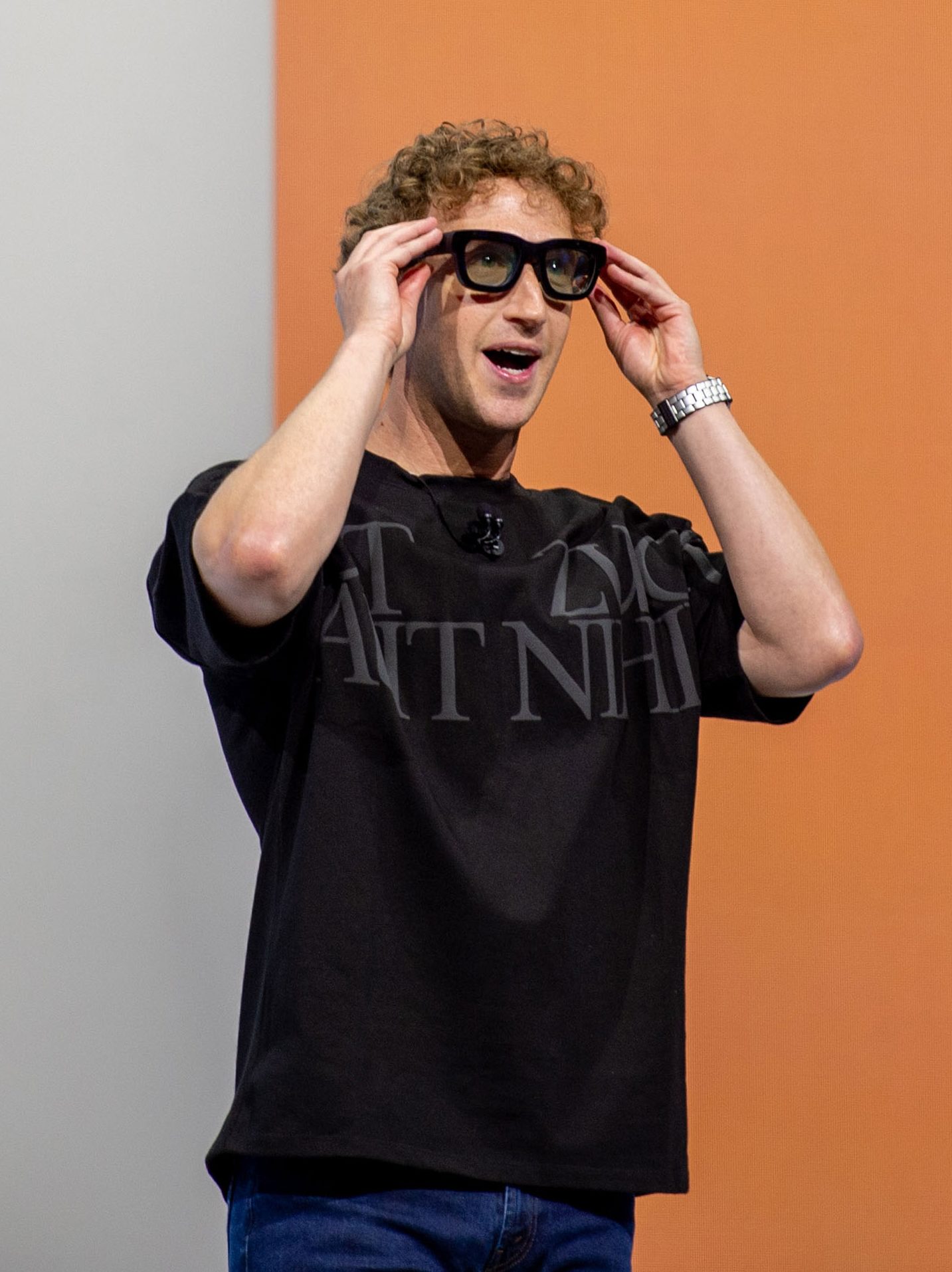 At the Meta Connect developer conference, Mark Zuckerberg, head of the Facebook group Meta, shows the prototype of computer glasses that can display digital objects in transparent lenses. Photo: Andrej Sokolow/dpa (Photo by Andrej Sokolow/picture alliance via Getty Images)