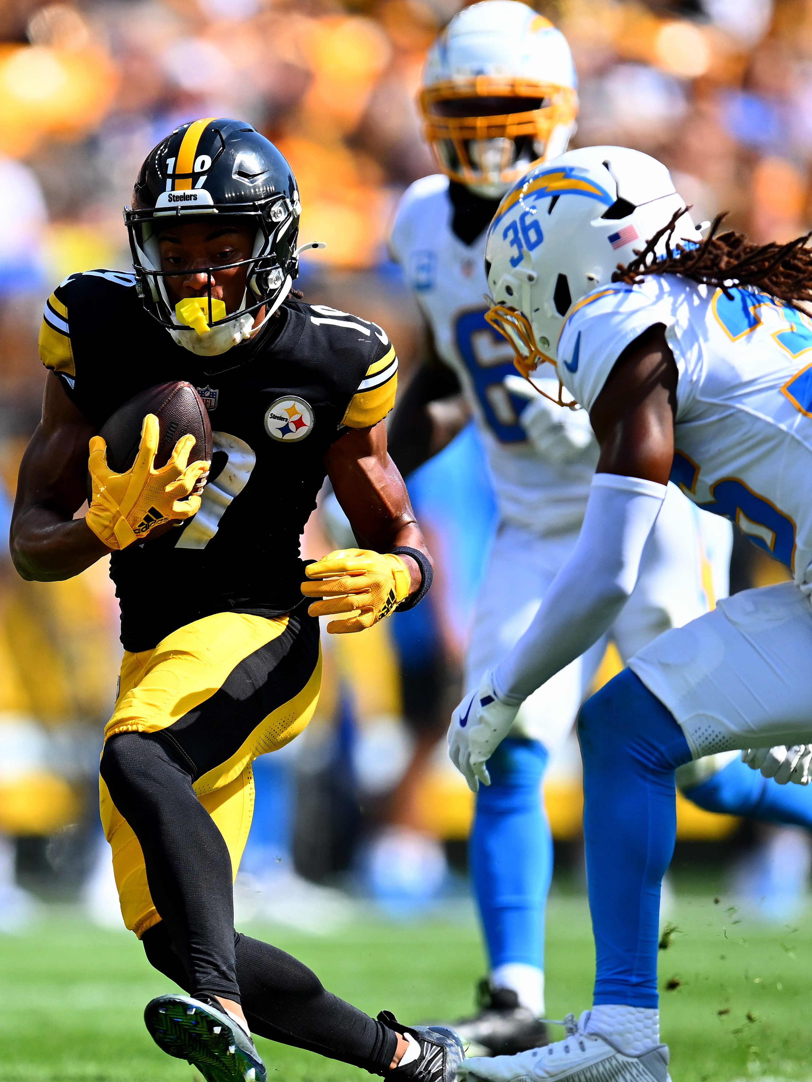 PITTSBURGH, PENNSYLVANIA - SEPTEMBER 22: Calvin Austin III #19 of the Pittsburgh Steelers carries the ball for a first down against the Los Angeles Chargers during the third quarter at Acrisure Stadium on September 22, 2024 in Pittsburgh, Pennsylvania. (Photo by Joe Sargent/Getty Images)