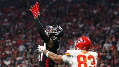  Justin Simmons #31 of the Atlanta Falcons intercepts a pass intended for Noah Gray #83 of the Kansas City Chiefs during the first quarter at Mercedes-Benz Stadium on September 22, 2024 in Atlanta, Georgia. (Photo by Kevin C. Cox/Getty Images)