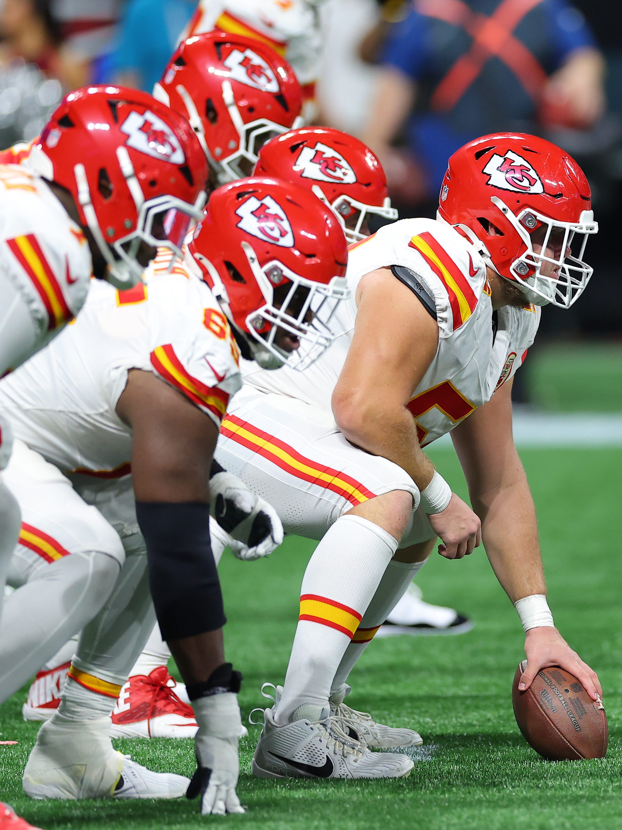 ATLANTA, GEORGIA - SEPTEMBER 22: The Kansas City Chiefs offense lines up against the Atlanta Falcons defense during the fourth quarter at Mercedes-Benz Stadium on September 22, 2024 in Atlanta, Georgia. (Photo by Kevin C. Cox/Getty Images)