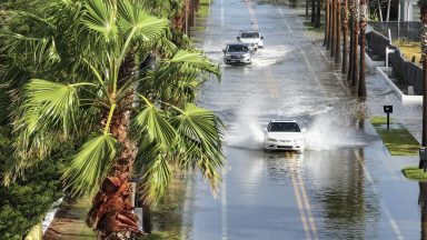 ST. PETE BEACH, Floryda – 26 września: Na tym zdjęciu z lotu ptaka pojazdy jadą zalaną ulicą, gdy huragan Helene uderza w morze 26 września 2024 r. w St. Pete Beach na Florydzie. Prognozuje się, że dziś wieczorem Helene stanie się poważnym huraganem, mogącym wywołać śmiertelne fale sztormowe, ulewne deszcze i niszczycielskie wiatry o sile huraganu wzdłuż części zachodniego wybrzeża Florydy. (Zdjęcie: Joe Raedle/Getty Images)