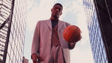 Dikembe Mutombo z Denver Nuggets pozuje do zdjęcia 1 marca 1996 r. (Zdjęcie: Sporting News za pośrednictwem Getty Images za pośrednictwem Getty Images)