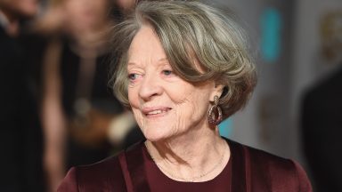 LONDYN, ANGLIA - 14 lutego: Maggie Smith uczestniczy w ceremonii rozdania nagród EE British Academy Film Awards w Royal Opera House 14 lutego 2016 r. w Londynie, Anglia. (Zdjęcie: Ian Gavan/Getty Images)