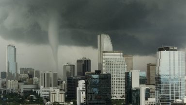 302085 01: Corong Tornado Mendarat 12 Mei 1997 Di Miami, Fl. Lima Orang Terluka dan Sekitar Dua Puluh Ribu Warga Kehilangan Aliran Listrik Saat Badai Melanda Pusat Kota Miami. (Foto Oleh Miami Herald/Getty Images)