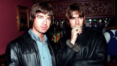 LONDYN – 1995: Wokalista Oasis Liam Gallagher i brat Noal Gallagher podczas wieczoru otwarcia programu komediowego Steve’a Coogana na londyńskim West Endzie. (Zdjęcie: Dave Hogan/Getty Images)