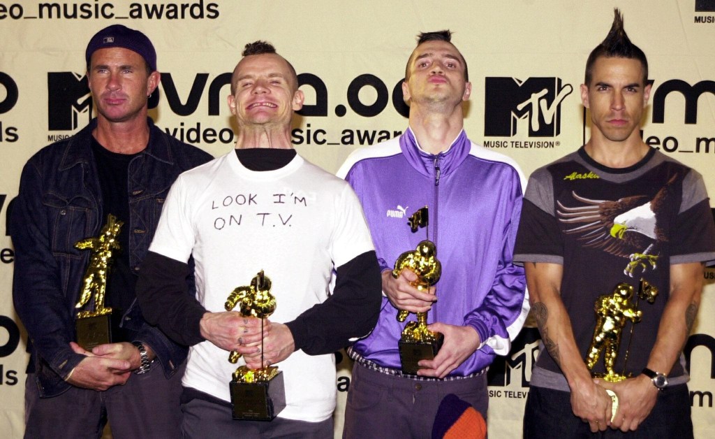  The band Red Hot Chili Peppers hold their MTV Video Music Awards trophy 07 September, 2000 in New York. The group won the Vanguard Award. (ELECTRONIC IMAGE) AFP PHOTO/Henny Ray ABRAMS (Photo credit should read HENNY RAY ABRAMS/AFP via Getty Images)