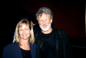 Lisa Meyers y Kris Kristofferson en el estreno de 'El planeta de los simios', Nueva York, 23 de julio de 2001. (Foto de Steve Eichner/Getty Images)