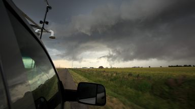 OLUSTEE, OK - 10 MAJA: Widok z okna pojazdu zwiadowczego tornad, rozwija się superkomórka burzowa, 10 maja 2017 r. w Olustee, Oklahoma. Środa była trzecim dniem pracy grupy w terenie w sezonie tornad 2017 w ramach projektu badawczego zatytułowanego „TWIRL”. Dzięki funduszom z National Science Foundation i innym grantom rządowym naukowcy i meteorolodzy z Center for Severe Weather Research próbują zbliżyć się do burz superkomórkowych i tornad, aby lepiej zrozumieć strukturę i siłę tornad, jak wiatry o niskim poziomie wpływają na budynki i je uszkadzają, a także dowiedzieć się więcej o powstawaniu i przewidywaniu tornad. (Zdjęcie Drew Angerer/Getty Images)