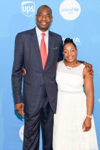 ATLANTA, GA - 12 DE ABRIL: Los galardonados con el Premio Humanitario Mundial Dikembe Mutombo y Rose Mutombo asisten a la Cuarta Gala Anual de UNICEF en The Foundry At Puritan Mill el 12 de abril de 2018 en Atlanta, Georgia. (Foto de Marcus Ingram/Getty Images para UNICEF)