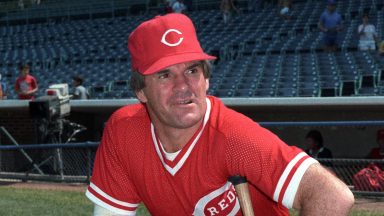 Pete Rose z Cincinnati Reds pozuje przed meczem MLB na Wrigley Field w Chicago, Illinois. Rose grał w Cincinnati Reds od 1963-1978 i od 1984-1986. (Zdjęcie: Ron Vesely/MLB Photos za pośrednictwem Getty Images)