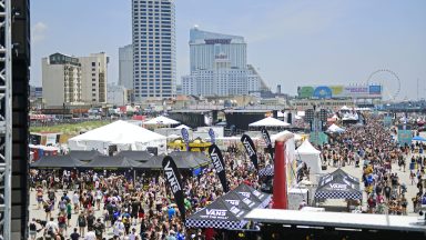 ATLANTIC CITY, NJ – 29 CZERWCA: Patroni zgłaszają się podczas pierwszego dnia trasy Warped Tour 29 czerwca 2019 r. w Atlantic City w stanie New Jersey. (Zdjęcie: Corey Perrine/Getty Images)