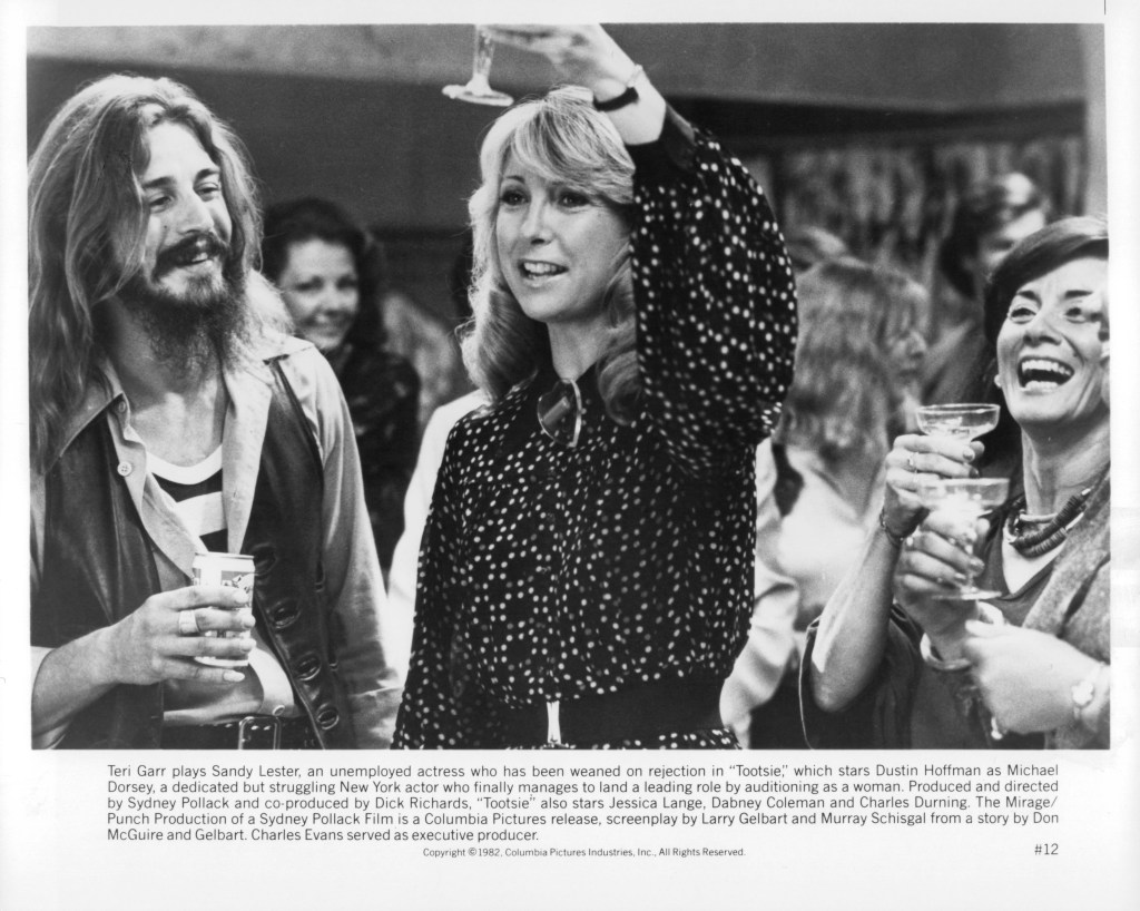 Teri Garr wznosi toast w scenie z filmu „Tootsie”, 1982. (Zdjęcie: Columbia Pictures/Getty Images)