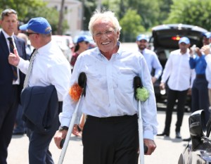 REVERE, MA - 1 DE AGOSTO: El presidente de Citizens Energy Corporation, Joseph P. Kennedy II, sale de una conferencia de prensa anunciando el nuevo programa solar compartido comunitario de bajo costo de Citizens Energy, JOE-4-SUN, el 1 de agosto de 2019 en Revere, Massachusetts. (Foto del personal de Angela Rowlings/MediaNews Group/Boston Herald) (Foto de Angela Rowlings/MediaNews Group/Boston Herald vía Getty Images)