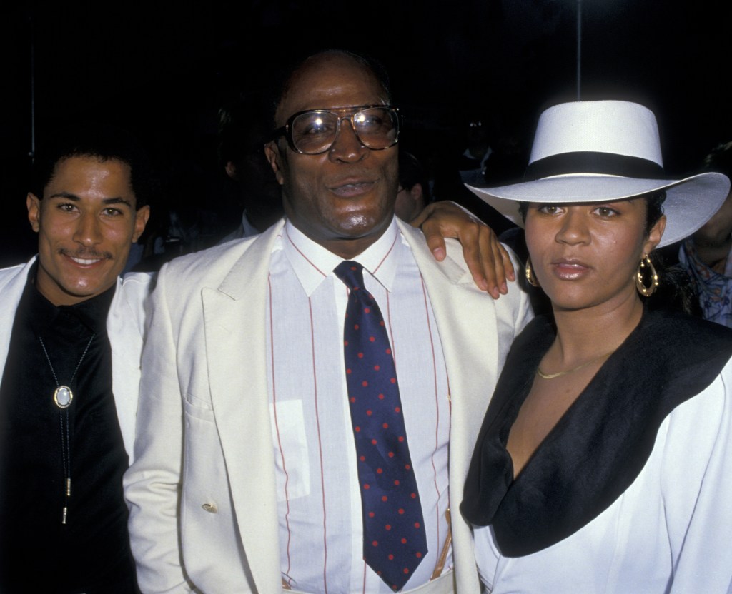 John Amos, su esposa Noel Amos y su hijo Kelly Amos asisten al estreno de "viniendo a américa" el 26 de junio de 1988 en el Teatro Chino Mann de Hollywood, California. (Foto de Ron Galella, Ltd./Colección Ron Galella vía Getty Images)