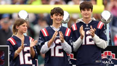 FOXBOROUGH, MASSACHUSETTS – 10 WRZEŚNIA: Dzieci byłego rozgrywającego drużyny New England Patriots, Toma Brady’ego, Vivian, Benjamina i Jacka, patrzą podczas ceremonii na cześć Brady’ego w przerwie meczu Nowej Anglii przeciwko Philadelphia Eagles na stadionie Gillette, 10 września 2023 r. w Foxborough w stanie Massachusetts. (Zdjęcie: Maddie Meyer/Getty Images)