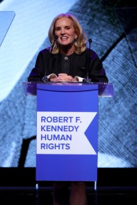 NUEVA YORK, NUEVA YORK - 6 DE DICIEMBRE: El presidente de RFK Human Rights, Kerry Kennedy, habla en el escenario durante la Gala Ripple of Hope 2023 de Robert F. Kennedy Human Rights el 6 de diciembre de 2023 en la ciudad de Nueva York. (Foto de Kevin Mazur/Getty Images para Robert F. Kennedy Human Rights)