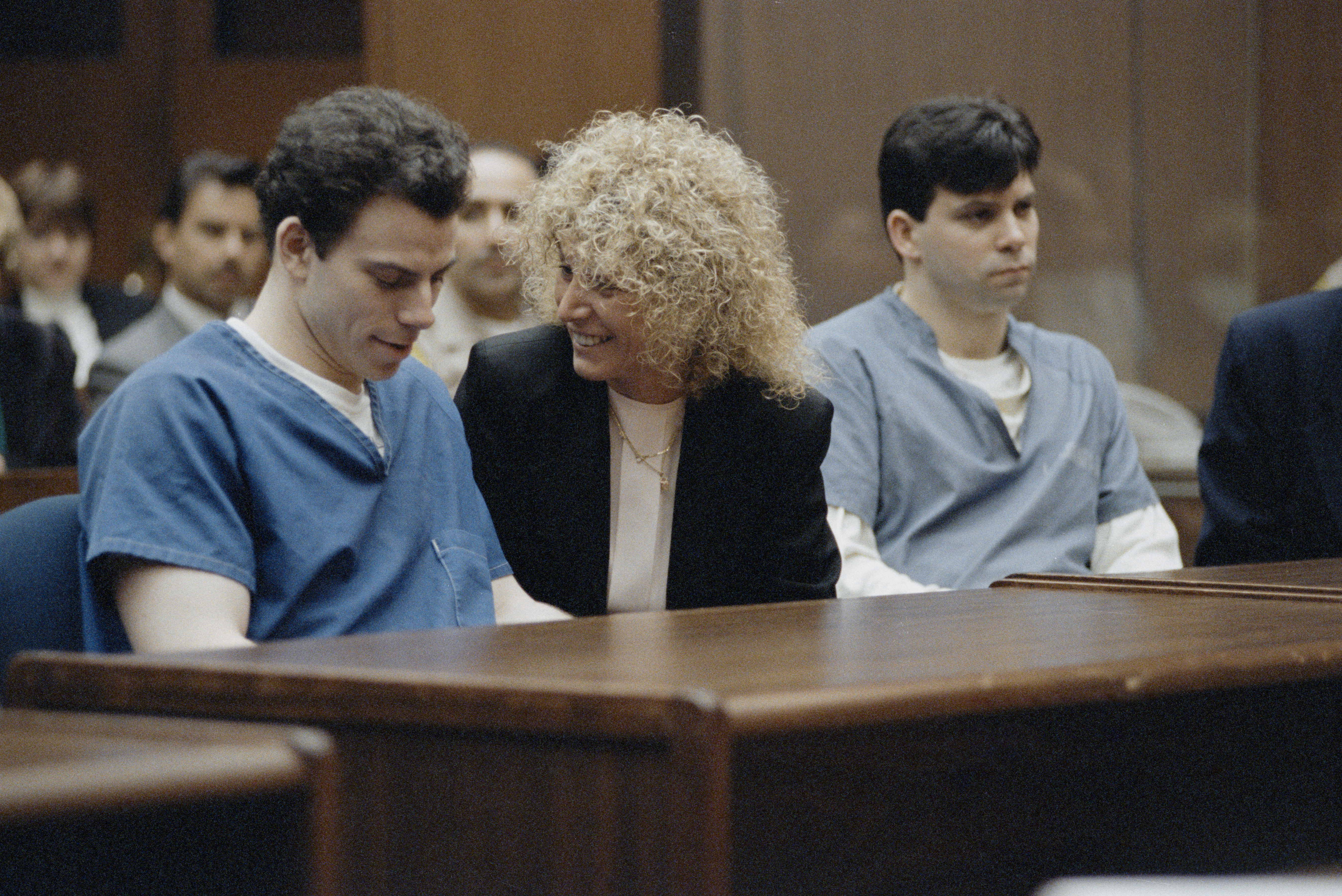 Juicio de los hermanos Menéndez en Los Ángeles - De izquierda a derecha: Erik Menéndez con su abogado: Leslie Abramson y su hermano Lyle Menéndez. Los Ángeles, 9 de marzo de 1994. (Foto de Ted Soqui/Sygma vía Getty Images)