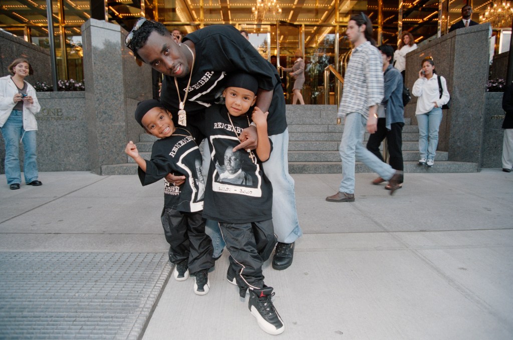 Le rappeur Sean Combs alias Puff Daddy avec son fils Justin Dior Combs (4 ans) et son beau-fils Quincy Brown (6 ans). New York, le 4 septembre 1997. (Photo by Lawrence Schwartzwald/Sygma via Getty Images)