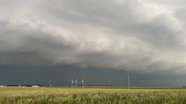  A view of mesocyclone and green glow from very large hail as a tornadic high precipitation supercell arrives in Hennessey, Oklahoma, United States on May 07, 2024. (Photo by Matt Phelps, Tempest Tours/Anadolu via Getty Images)