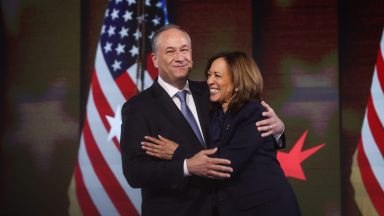 CHICAGO, ILLINOIS – 22 SIERPNIA: Drugi dżentelmen Doug Emhoff i kandydatka na prezydenta Demokratów, wiceprezydent USA Kamala Harris świętują po przyjęciu nominacji na prezydenta Demokratów podczas ostatniego dnia Narodowej Konwencji Demokratów w United Center 22 sierpnia 2024 r. w Chicago, Illinois. Delegaci, politycy i zwolennicy Partii Demokratycznej zbierają się w Chicago, gdy obecna wiceprezydent Kamala Harris zostaje nominowana przez swoją partię na prezydenta. DNC odbędzie się w dniach 19-22 sierpnia. (Zdjęcie: Justin Sullivan/Getty Images)