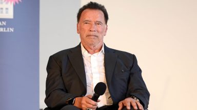 BERLIN, NIEMCY - 17 września: Amerykański aktor i były gubernator Kalifornii Arnold Schwarzenegger przemawia na scenie podczas wręczania doktoratu honoris causa w Hertie School 17 września 2024 r. w Berlinie, Niemcy. (Zdjęcie: Tristar Media/WireImage)