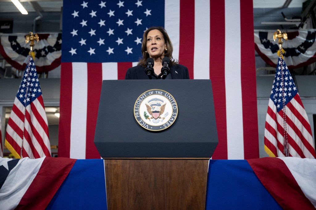 Wiceprezydent USA Kamala Harris rozmawia z kibicami w straży pożarnej w Redford, 4 października 2024 r. w Redford w stanie Michigan. (Zdjęcie: Brendan Smialowski / AFP) (Zdjęcie: BRENDAN SMIALOWSKI/AFP za pośrednictwem Getty Images)