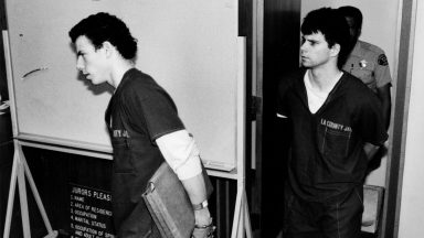 Erik Menendez, left, and his brother Lyle, wearing jail outfits, are led into courtroom. June 15, 1990. (Larry Davis / Los Angeles Times via Getty Images)