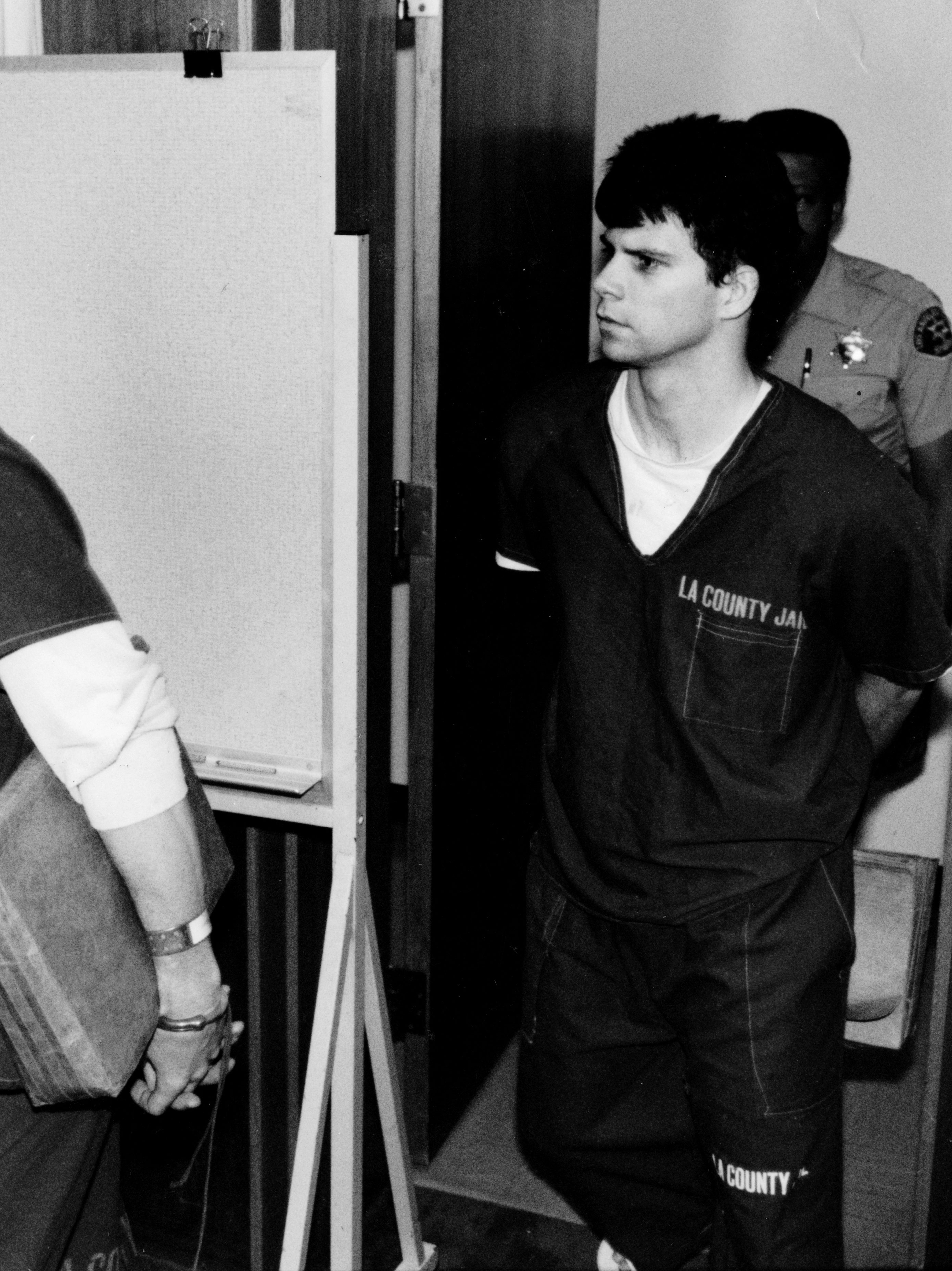 Erik Menendez, left, and his brother Lyle, wearing jail outfits, are led into courtroom. June 15, 1990. (Larry Davis / Los Angeles Times via Getty Images)