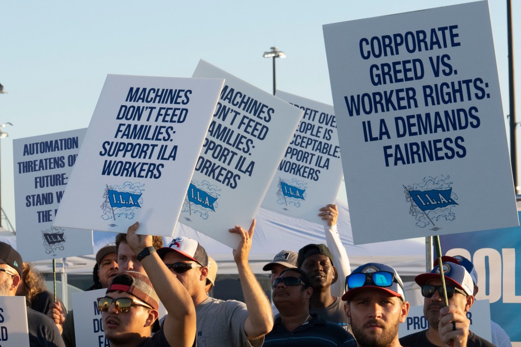 SEABROOK, TEXAS - 1 DE OCTUBRE: Los estibadores llevan carteles y cantan el martes 1 de octubre de 2024, afuera de la terminal de contenedores de Bayport en Seabrook, ya que los miembros de la Asociación Internacional de Estibadores decidieron hacer huelga después de que su contrato expiró a medianoche. (Kirk Sides/Houston Chronicle vía Getty Images)