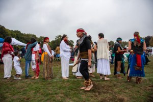 Mitglieder von Tokalli Macehualli, einer Danza-Mexikah-Familie, führen Gebetstänze während der feierlichen Feier zum Tag der indigenen Völker in Newton, Massachusetts, am 14. Oktober 2024 auf. (Foto von Joseph Prezioso / AFP) (Foto von JOSEPH PREZIOSO/AFP über Getty Images)