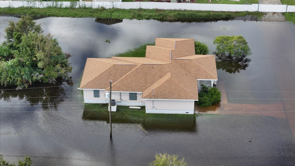 Las secuelas del huracán Milton en fotos: fotografías de los daños en toda Florida