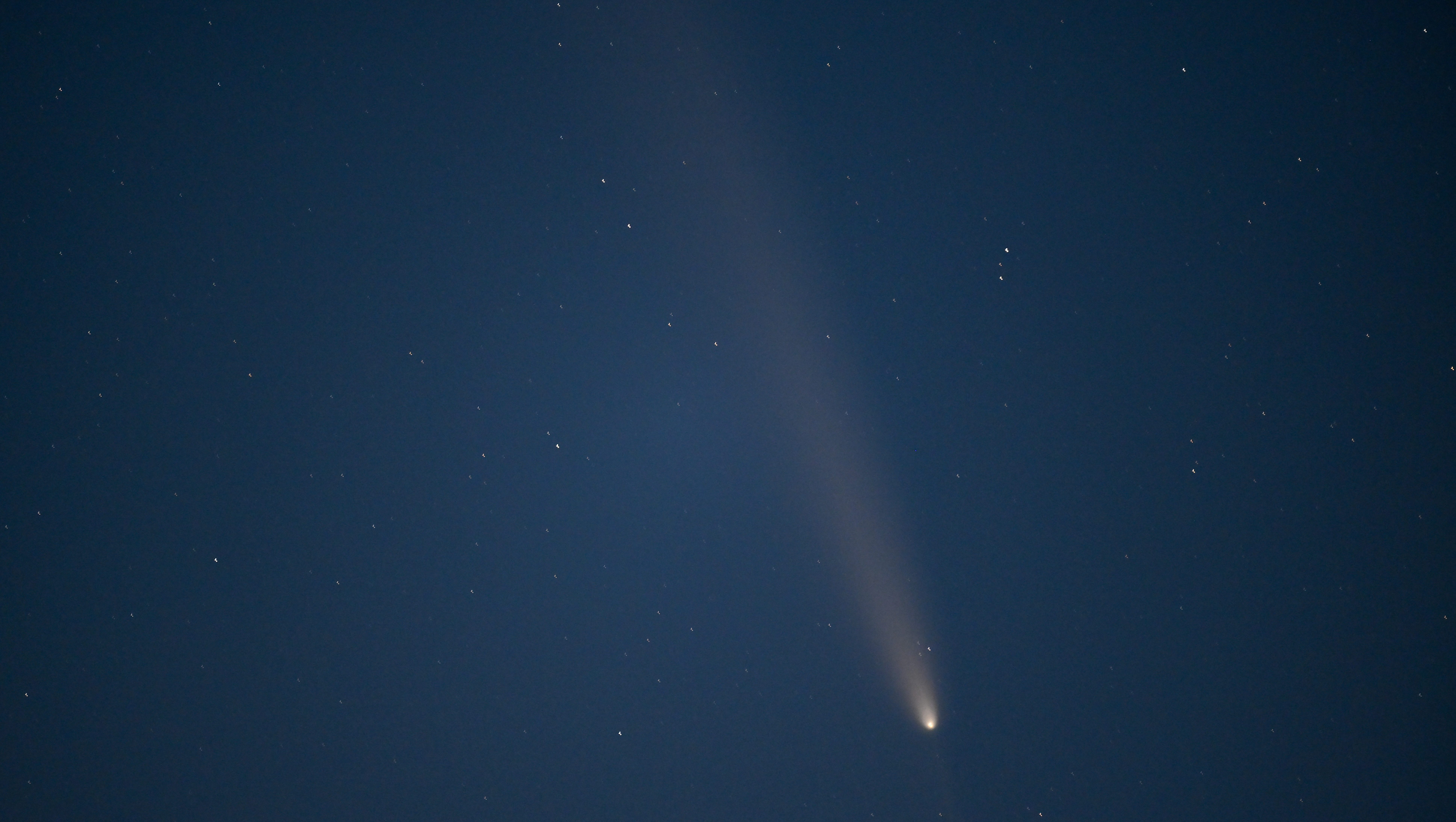 Is There a Comet Tonight? Here’s How You Can See It Hollywood Life