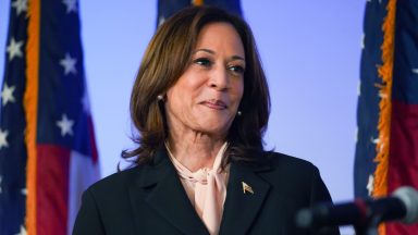 JONESBORO, GEORGIA – 20 PAŹDZIERNIKA: Wiceprezydent USA Kamala Harris, nominowana na prezydenta Demokratów, uczestniczy w wydarzeniu związanym z kampanią w Divine Faith Ministries International, 20 października 2024 r. w Jonesboro w stanie Georgia. Wiceprezydent Harris i republikański kandydat na prezydenta, były prezydent Donald Trump, prowadzili w tym tygodniu kampanię w Gruzji, będącym kluczowym polem bitwy. (Zdjęcie: Megan Varner/Getty Images)