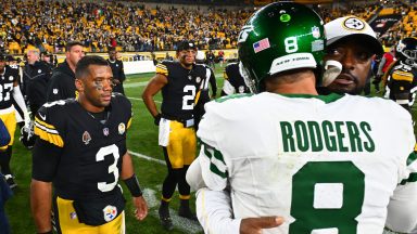 PITTSBURGH, PENNSYLVANIA – 20 PAŹDZIERNIKA: Russell Wilson nr 3 i Justin Fields nr 2 z Pittsburgh Steelers przyglądają się, jak główny trener Mike Tomlin z Pittsburgh Steelers i Aaron Rodgers nr 8 z New York Jets obejmują się po meczu na stadionie Acrisure w październiku 20 grudnia 2024 r. w Pittsburghu w Pensylwanii. (Zdjęcie: Joe Sargent/Getty Images)