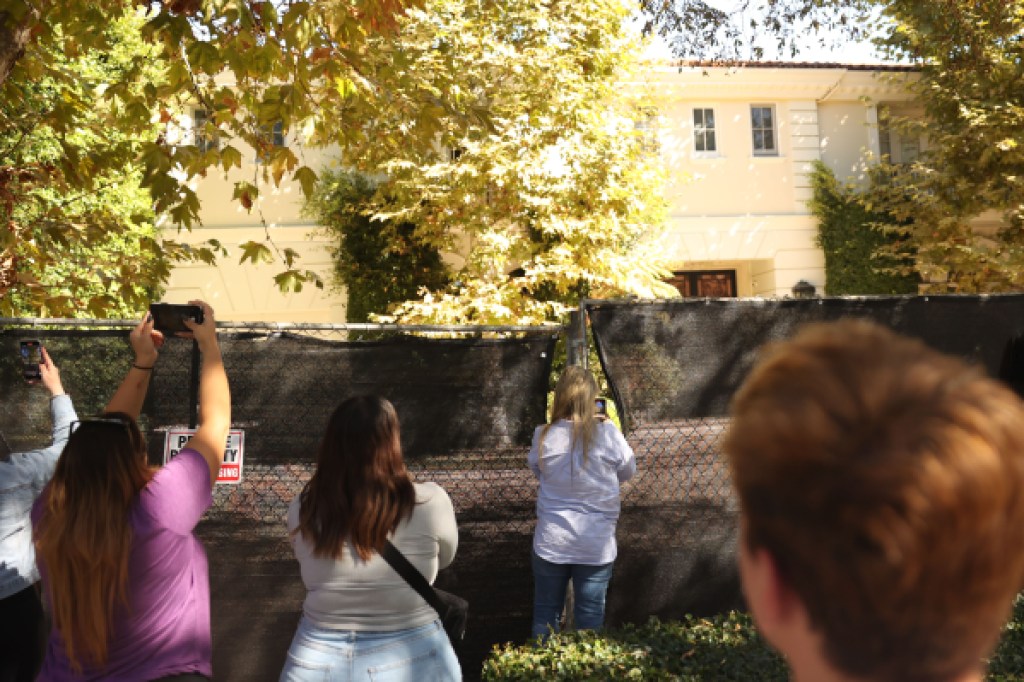  Visitors takes photos of the Menendez brothers' former mansion on Wednesday, Oct. 23, 2024 in Beverly Hills, CA. (Michael Blackshire / Los Angeles Times via Getty Images)