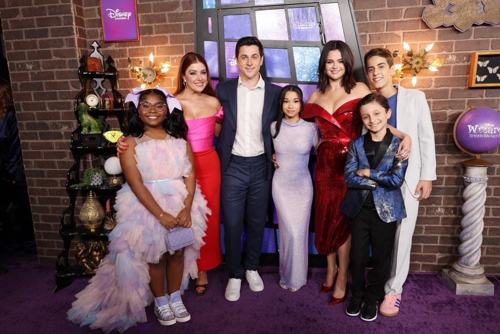 LOS ANGELES, KALIFORNIA - 28 października: (LR) Taylor Cora, Mimi Gianopulos, David Henrie, Janice LeAnn Brown, Selena Gomez, Max Matenko i Alkaio Thiele uczestniczą w światowej premierze filmu Disneya 