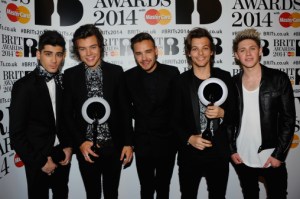  Zayn Malik, Harry Styles, Liam Payne, Louis Tomlinson and Niall Horan of One Direction, winner of the British Video and Global Success BRIT awards, pose in the winners room at The BRIT Awards 2014 at 02 Arena on February 19, 2014 in London, England. (Photo by Anthony Harvey/Getty Images)