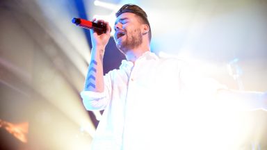 LOS ANGELES, Kalifornia - 04 GRUDNIA: Piosenkarz Liam Payne z One Direction występuje na scenie podczas Jingle Ball 2015 102.7 KIIS FM, prezentowanego przez Capital One w STAPLES CENTER 4 grudnia 2015 r. w Los Angeles, Kalifornia. (Zdjęcie: Jason Merritt/Getty Images dla iHeartMedia)