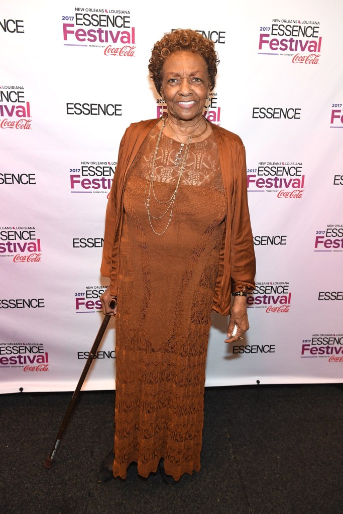   Cissy Houston posa detrás del escenario del Festival ESSENCE 2017 presentado por Coca-Cola en el Centro de Convenciones Ernest N. Morial el 2 de julio de 2017 en Nueva Orleans, Luisiana. (Foto de Paras Griffin/Getty Images para el Festival ESSENCE 2017)