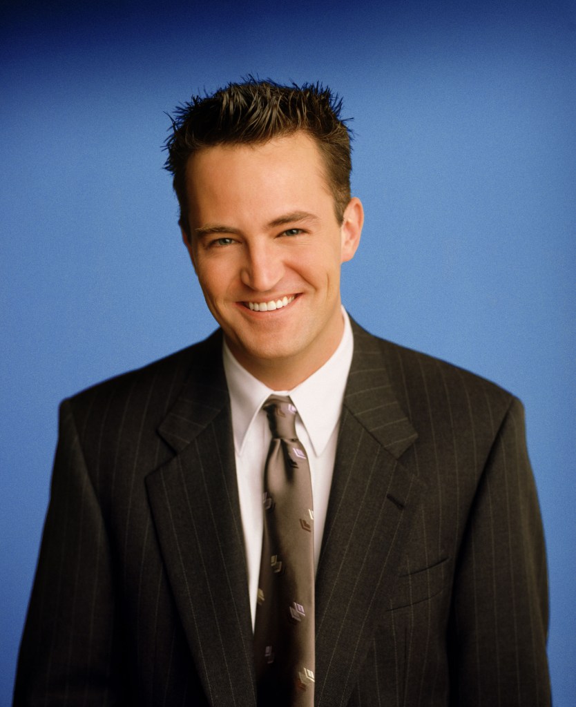 385848 04: Aktör Matthew Perry, NBC'nin komedi dizisinde Chandler Bing rolünü canlandırıyor "Arkadaşlar." (Fotoğraf: Warner Bros. Television)