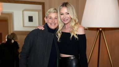 SAN FRANCISCO, KALIFORNIA – 17 MARCA:(LR) Ellen DeGeneres i Portia de Rossi są postrzegane jako RH świętują odsłonięcie galerii RH San Francisco w historycznym budynku Bethlehem Steel Building 17 marca 2022 r. w San Francisco w Kalifornii. (Zdjęcie: Kelly Sullivan/Getty Images dla RH)